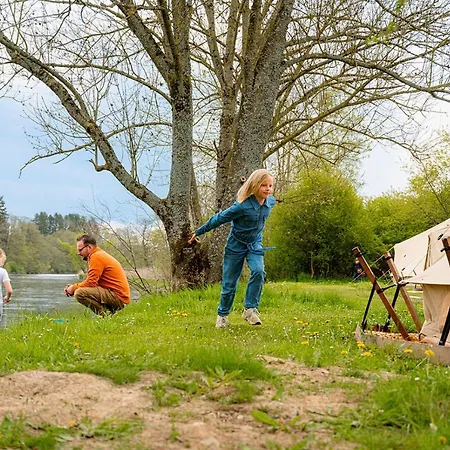 Tipi Tent Aan De Oever De Ourthe * هوتون